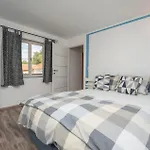 2 Bedroom Stunning In *
