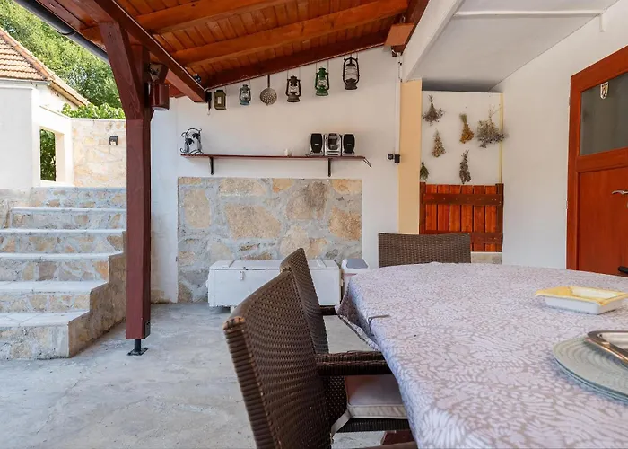 2 Bedroom Stunning In *