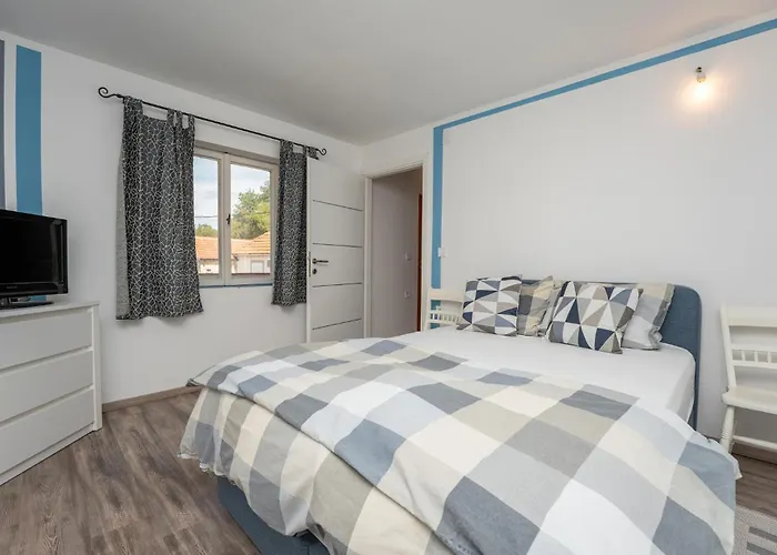 2 Bedroom Stunning In *